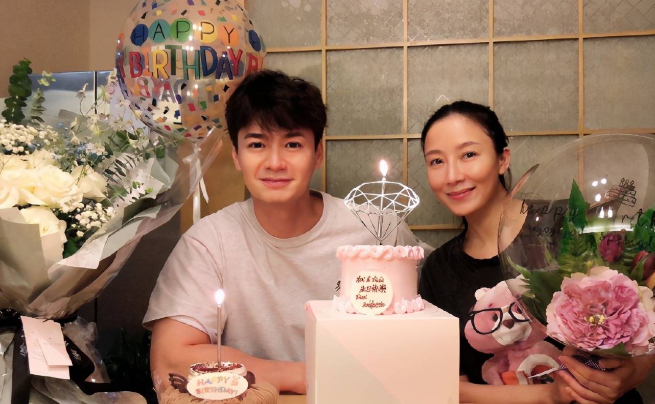 罗仲谦晒5个月大女儿，珍珠弹琴为爸妈庆结婚周年，一脸得意萌翻