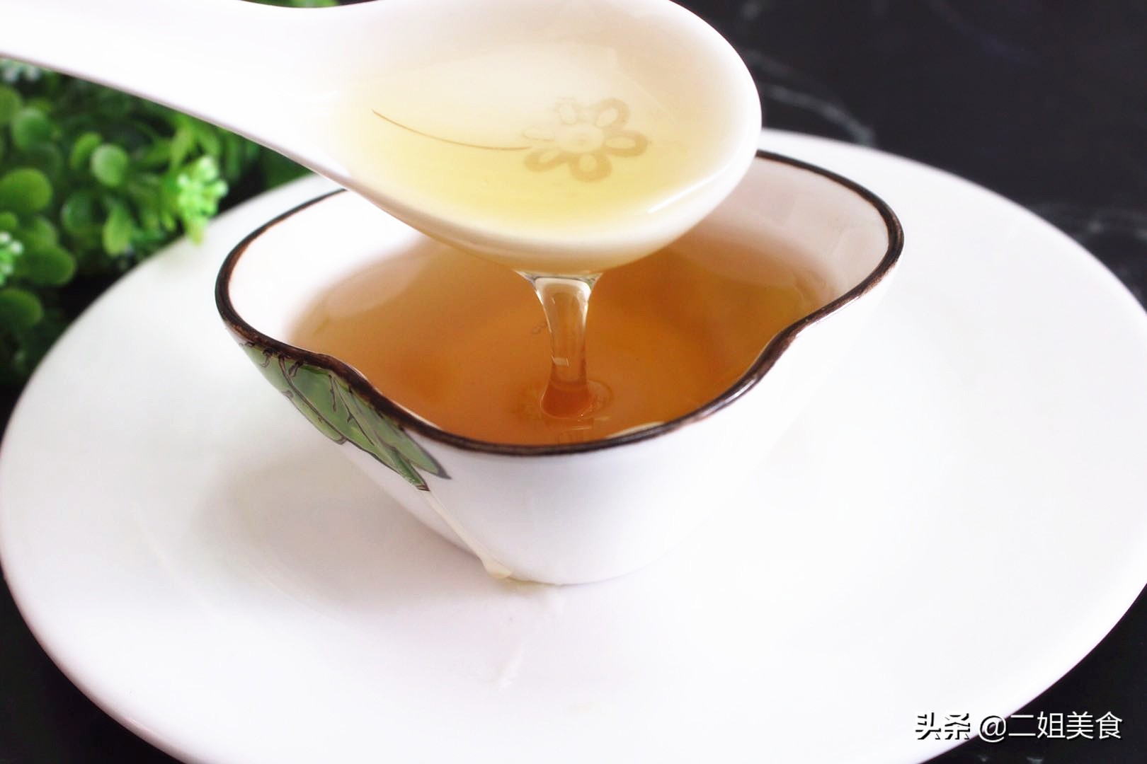 買蜂蜜時，只需要將蜂蜜瓶子倒扣過來，真假蜂蜜一看便知，別亂買