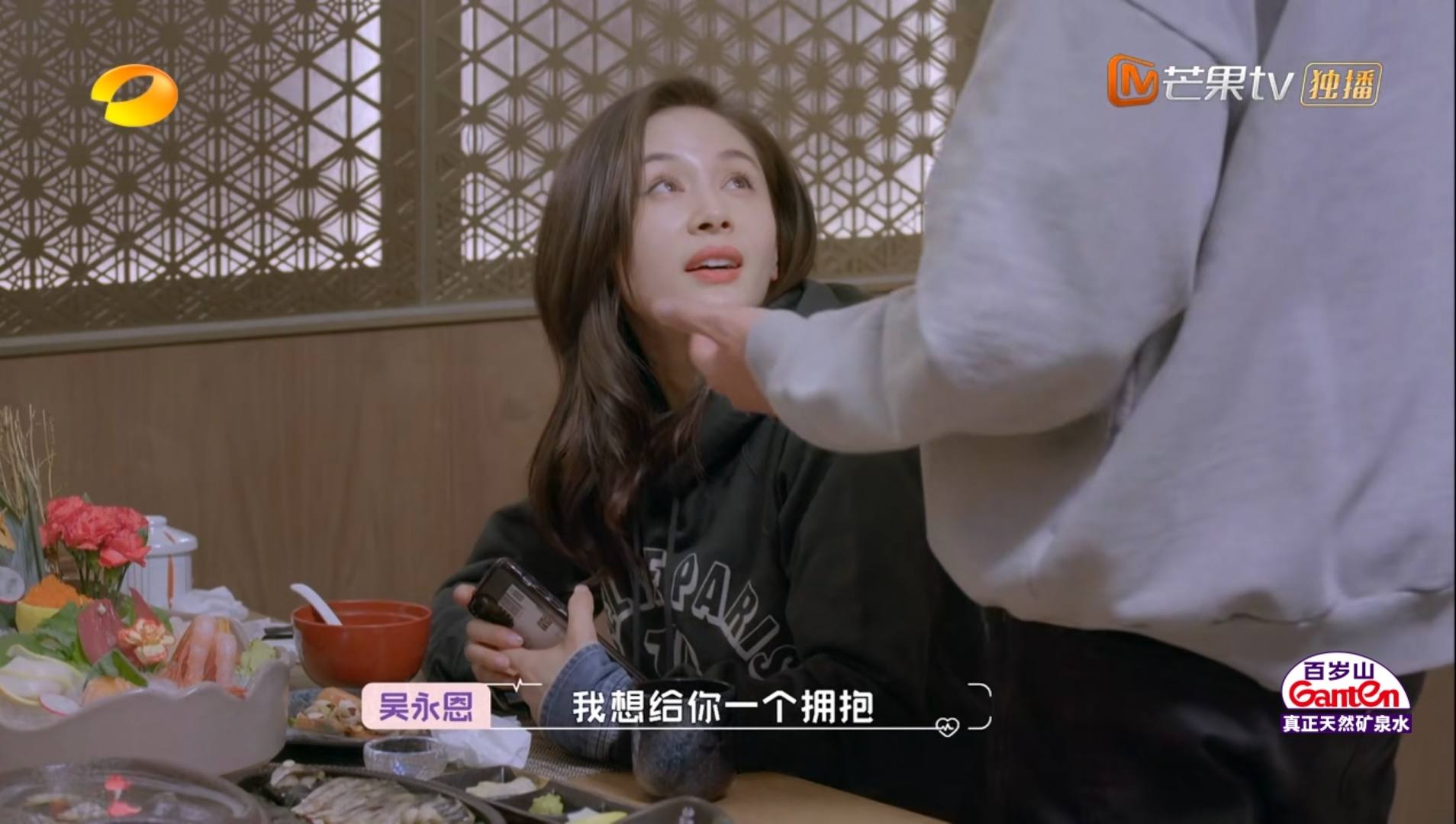 一直被偷拍，却从未回应：王子文突然承认有儿子，勇气从何而来？