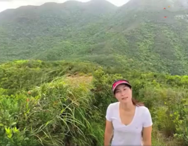 好幸福！郭晶晶晒一家五口温馨日常，与霍启刚爬山自拍秀足恩爱