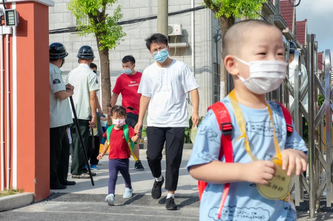 幼儿园开学第一天，孩子各种“戏精”表演，家长更厉害，还上树了