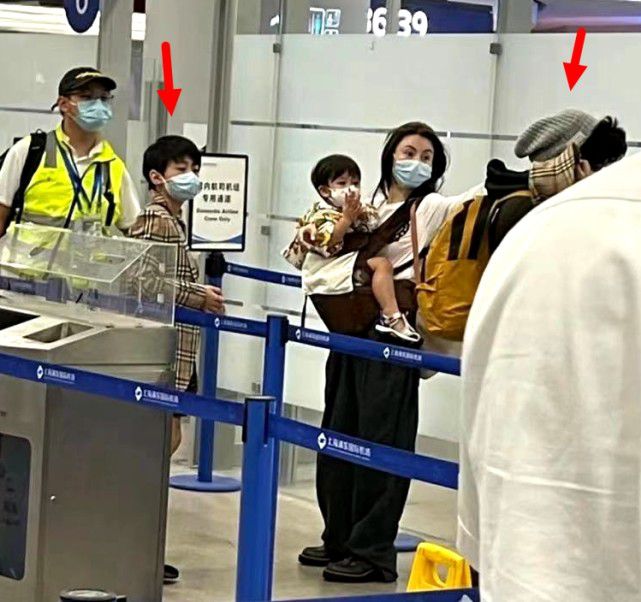 张柏芝独自带仨儿子现身机场，幼子正面曝光，颜值超高惊艳网友