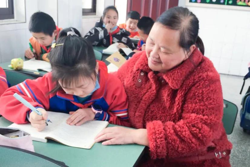 老师，您笑起来真好看——记双流区金桥小学“三八”妇女节活动