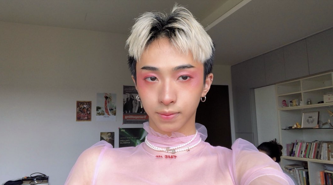 伊能静儿子哈利再晒女装照，粉纱裙配少女妆容，称永远都是女生日