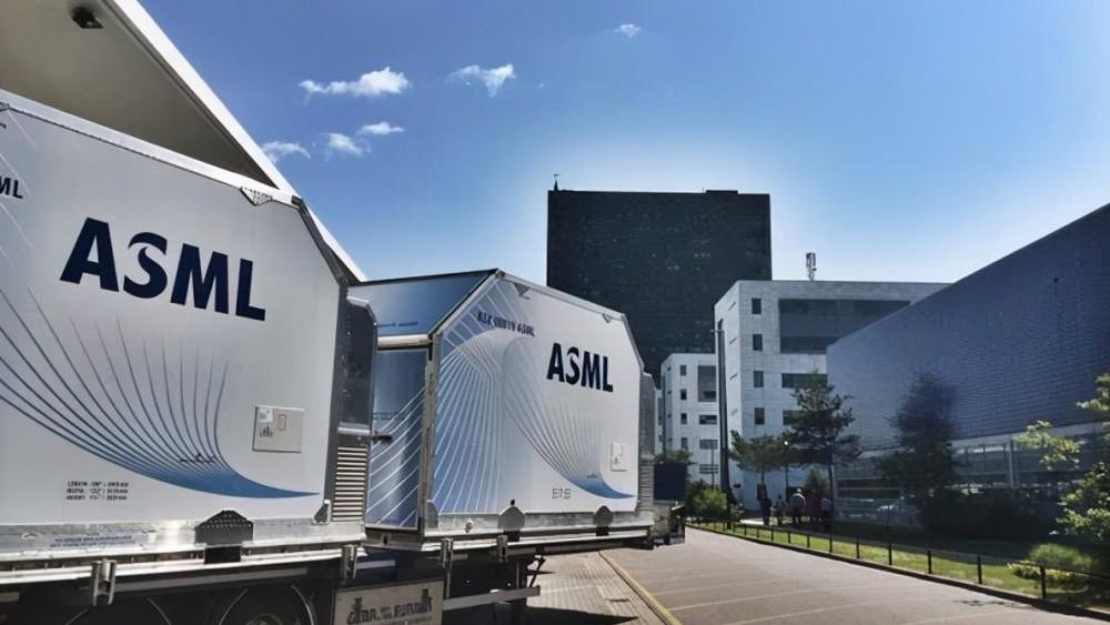 关于光刻机，ASML在布一个大局
