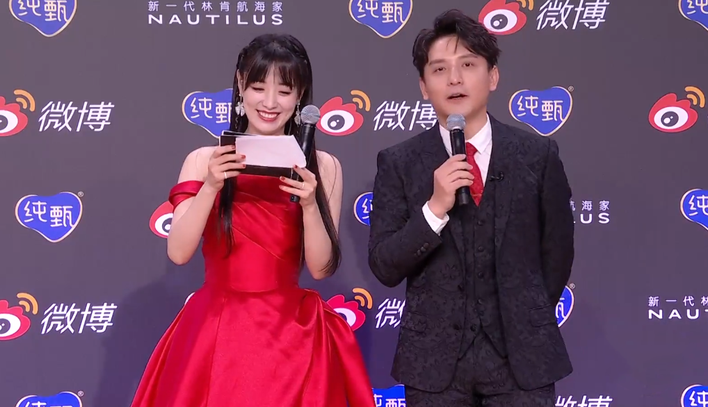 微博之夜“闹剧”不断：杨幂黑脸、李宇春压轴、主持人业务能力差