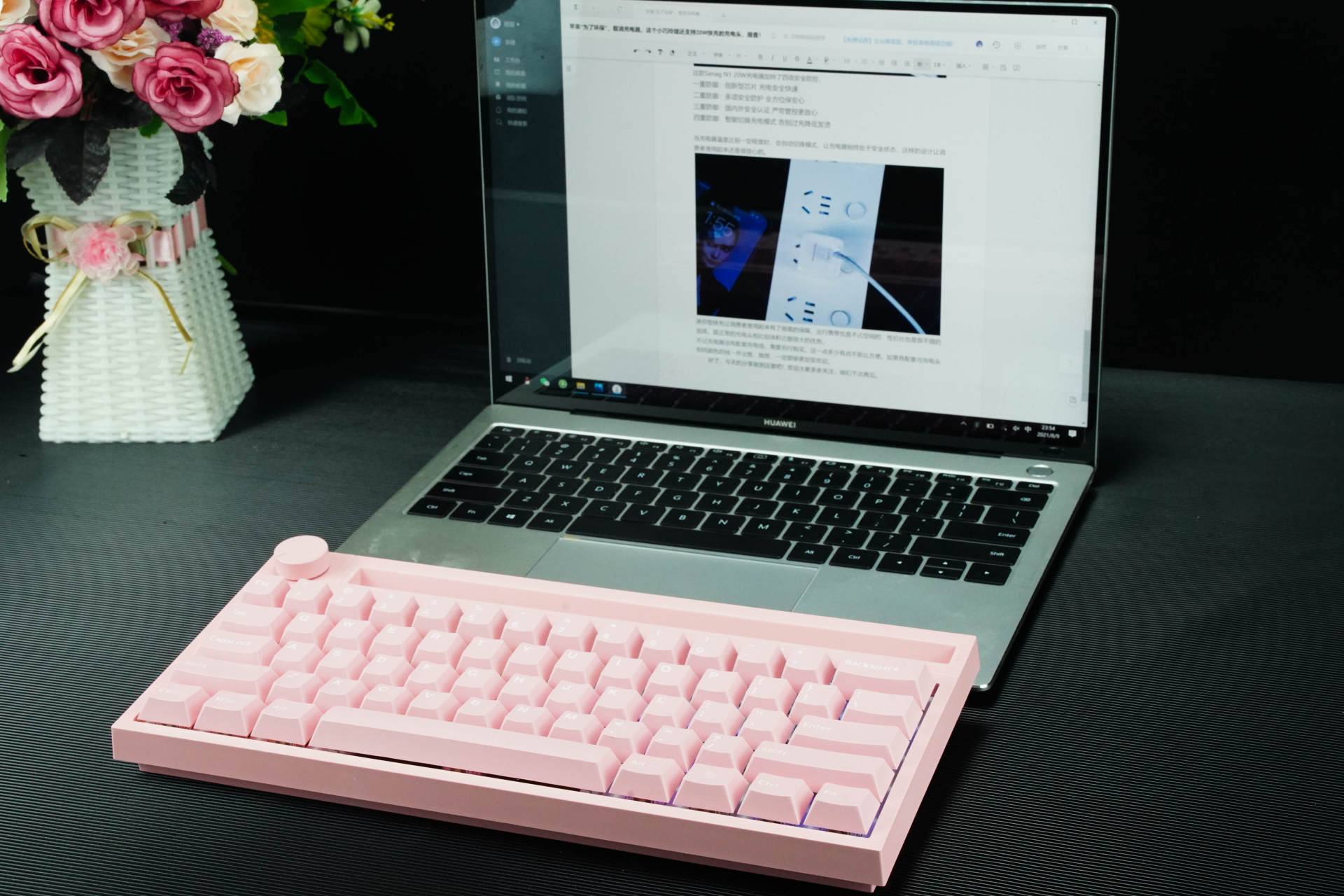 每个女生都有公主梦，送老婆个粉色黑爵K620T双模机械键盘做礼物