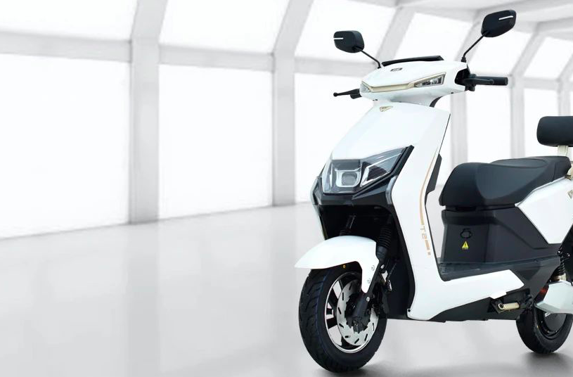 新蕾t2,是自主研发的智模系列的代步新车,是迅鹰和牛款的结合,外观