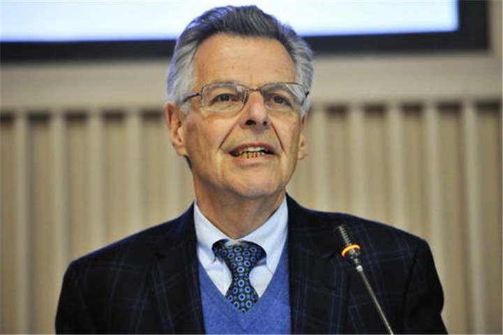 终于有人管管特朗普了！77名诺奖得主联名抗议