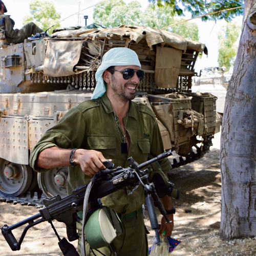 以色列军方名誉扫地，士兵当内鬼撬开军火库，偷走大批武器弹药
