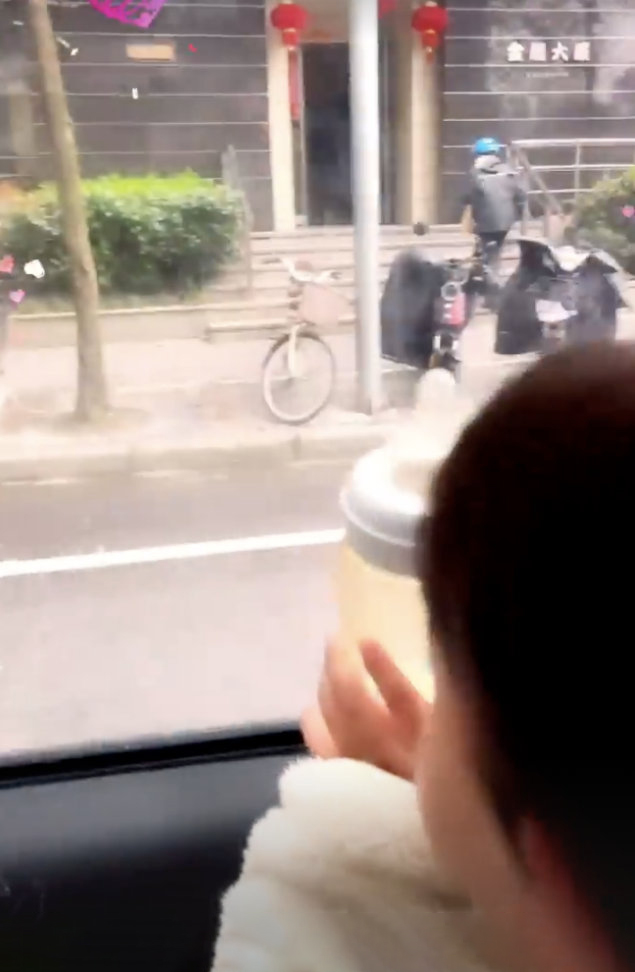 偶遇張柏芝帶兒子逛街，網友大贊母子感情好，互動溫馨有愛