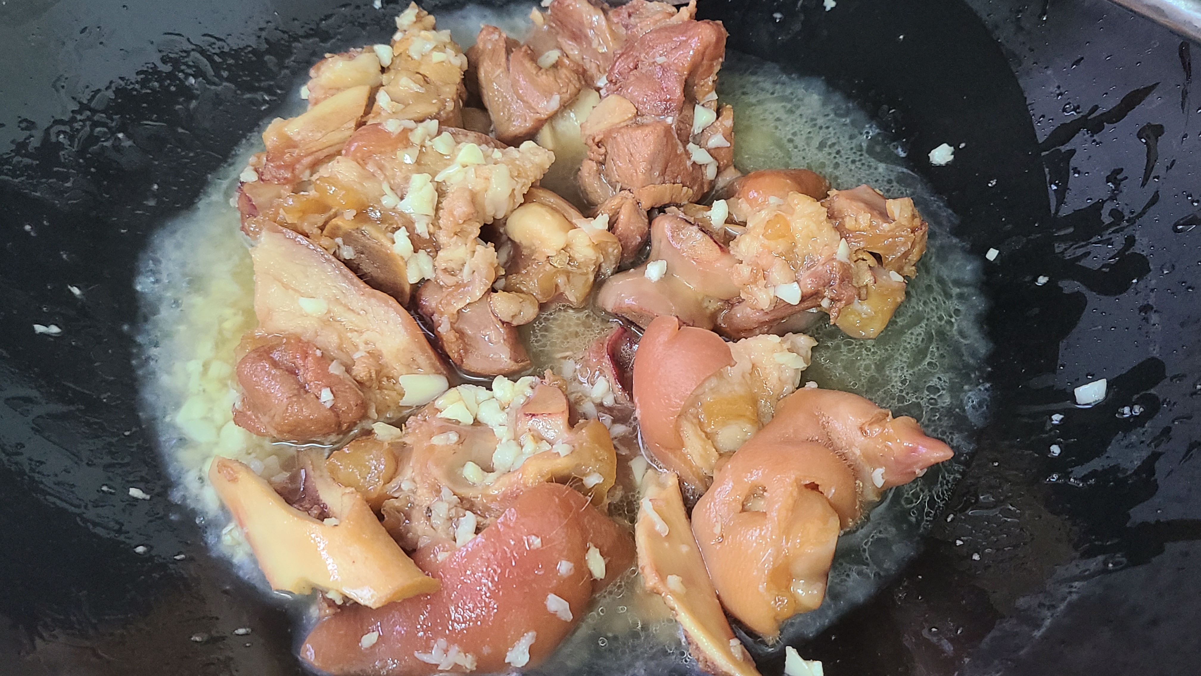 蒜香猪脚，简单好吃香味浓，这样的下饭菜，看着就嘴馋