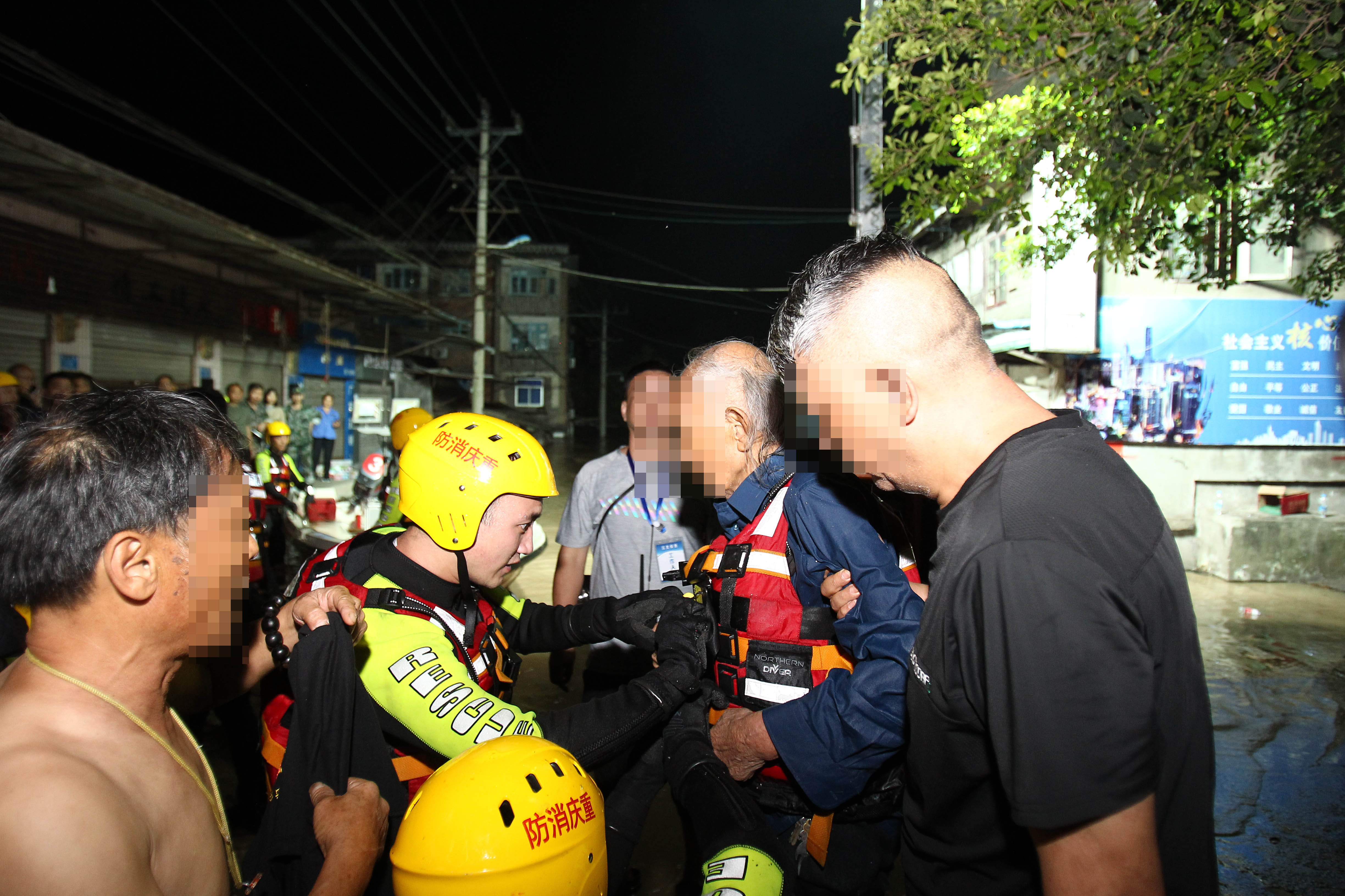 抗洪|重庆抗洪救灾第一线，民警、消防联合行动救出86岁被困老人