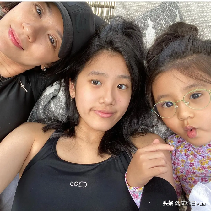 賈靜雯一家五口遊玩，她紮馬尾扮少女，16歲梧桐妹穿泳衣真放得開