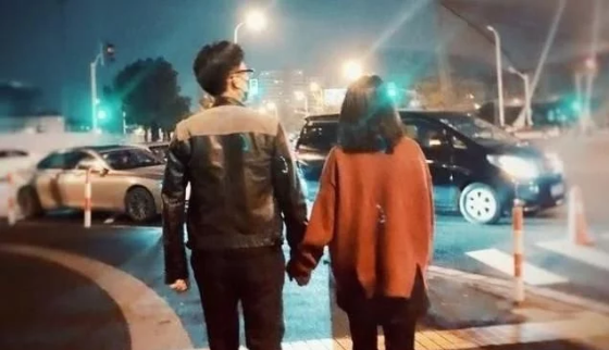 她是赵薇同学，因拍吻戏遭富豪老公抛弃离婚，二婚嫁靳东宠成公主