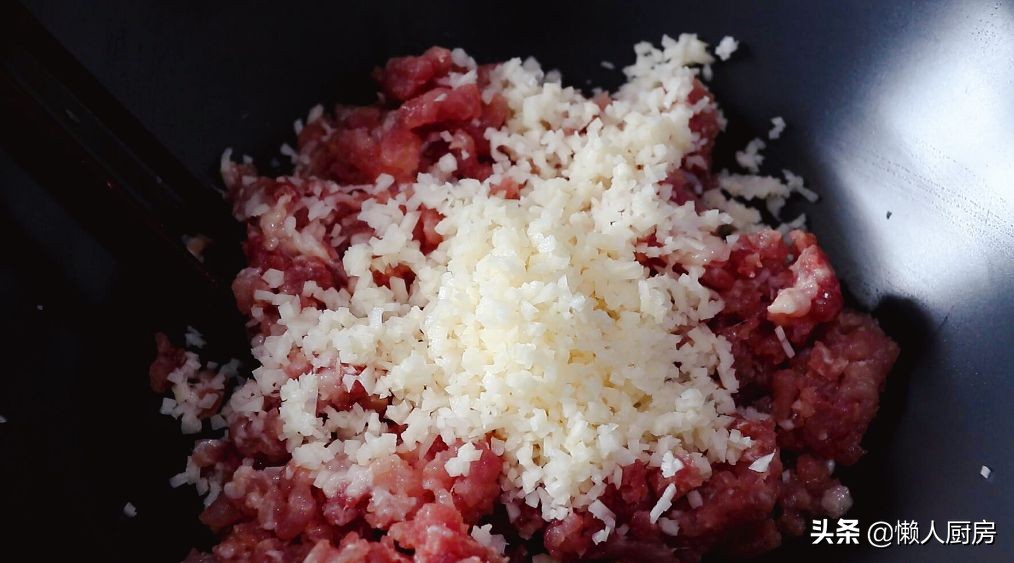 猪肉配上莲藕，既是汤又是菜，加上一点韭菜后，吃起来特别的鲜