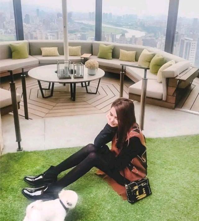 周杰伦深夜弹钢琴被指扰民，霸气回应：我家没邻居，谢谢