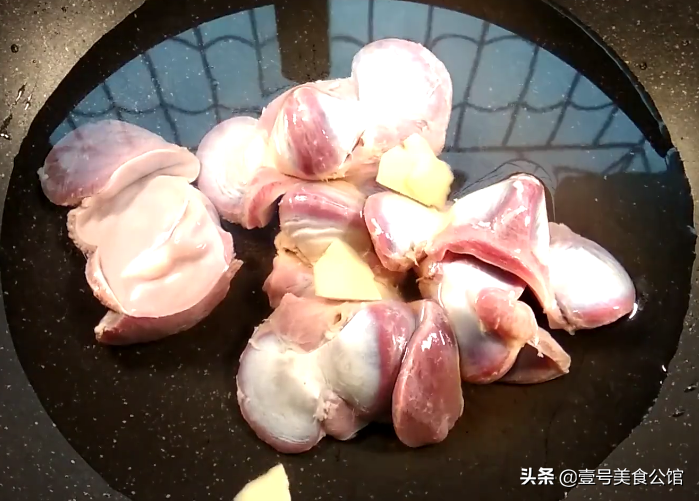 Teach you at home to make delicious braised duck gizzards, it can be done in 3 simple steps, a good cold meat
