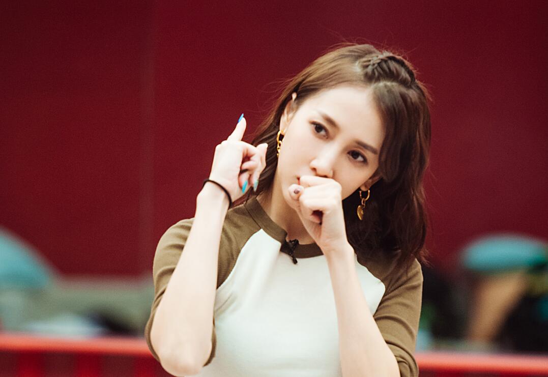 自己|弦子想要比自己人气高的队员 让黄晓明两次尴尬才是真的情商低