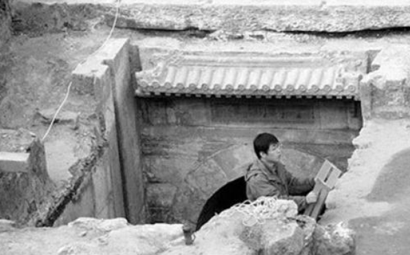 北京发现李莲英墓穴，报废3把铁锤打开，开棺后专家倒吸一口凉气
