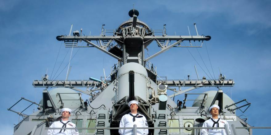 卫星曝中美战舰同框画面：美军舰闯入南海，解