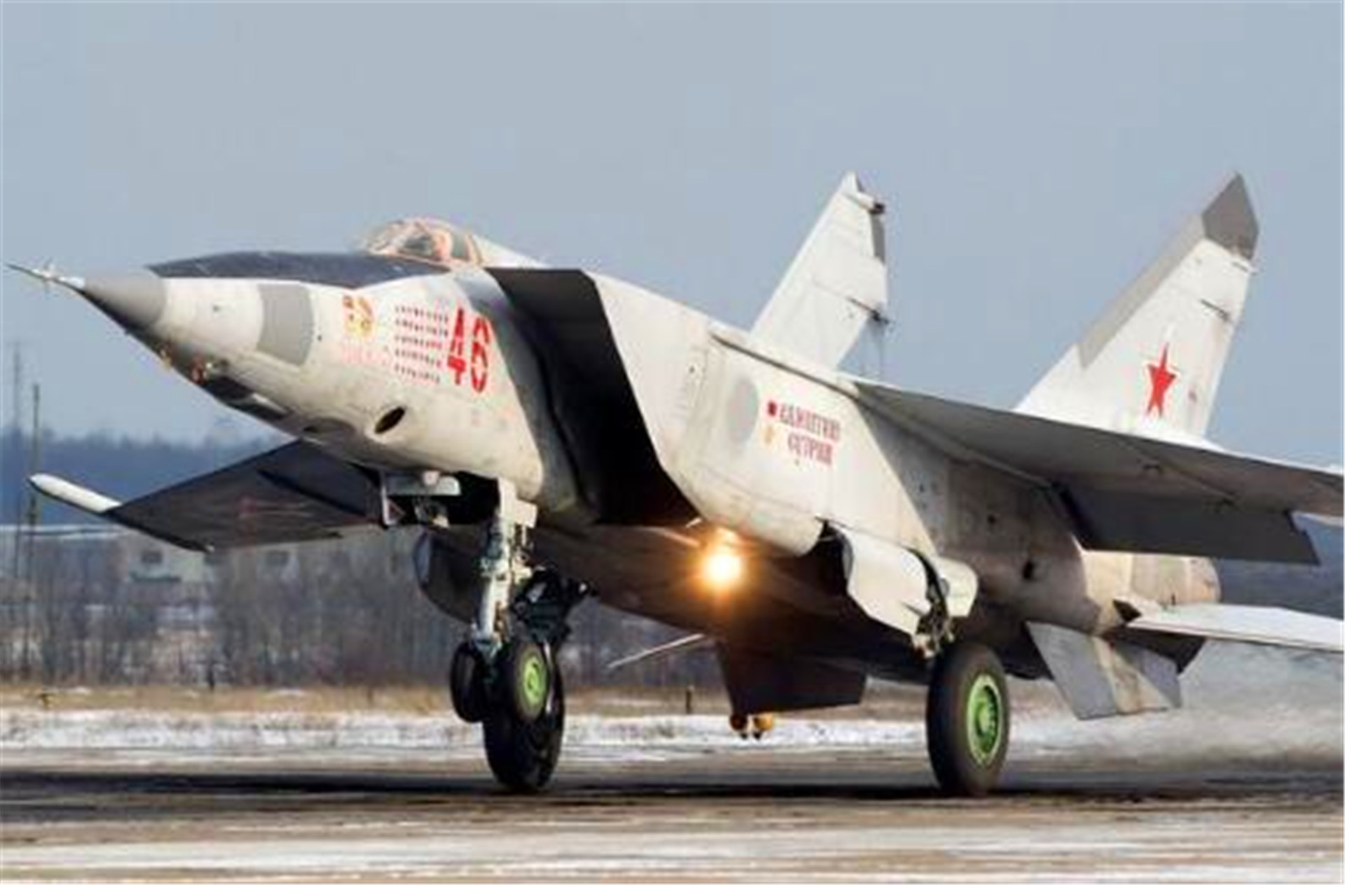 俄飞行员“酒驾”，开着120吨轰炸机狂飙，吓跑