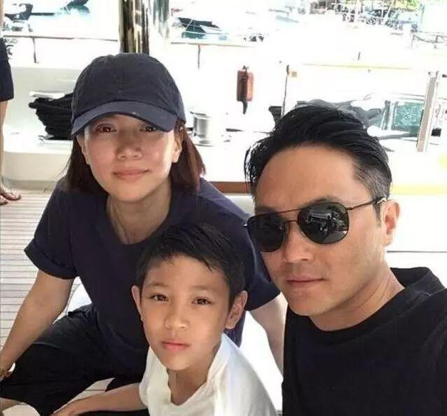 袁詠儀一家三口同框！ 14歲魔童身高矚目，這眉眼超像張智霖