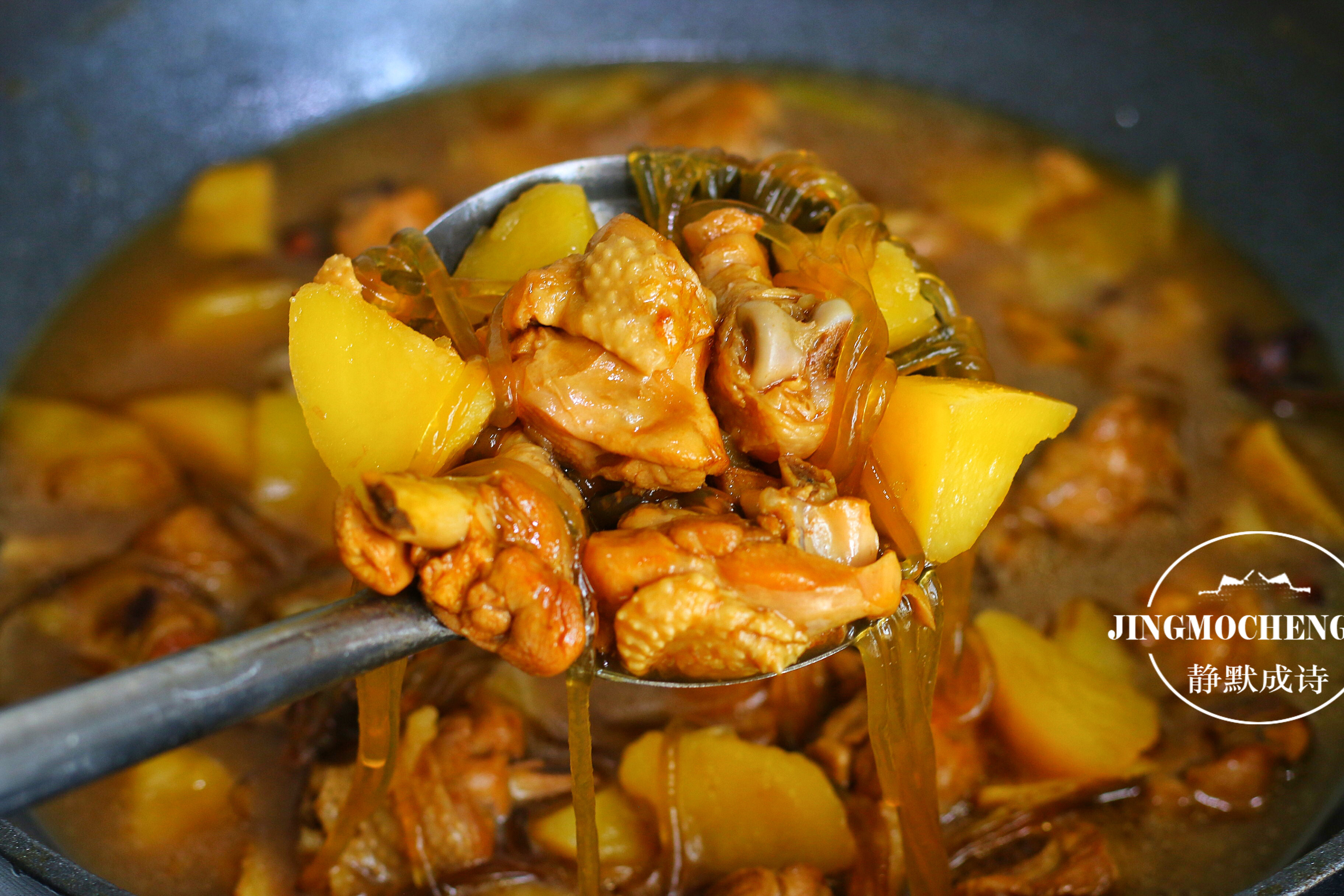 鸡腿和它是绝配，像我这样烧上1锅，好吃又解馋，你也来1勺？