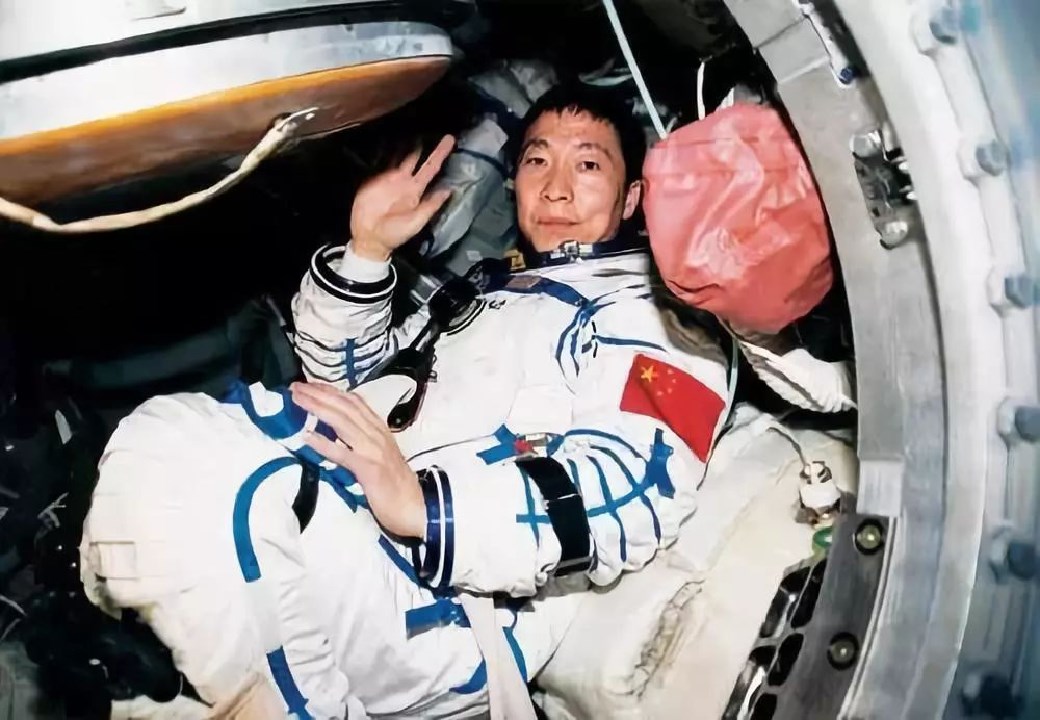 杨利伟在太空中听到“敲门声”，这神秘诡异的声音，究竟是什么？