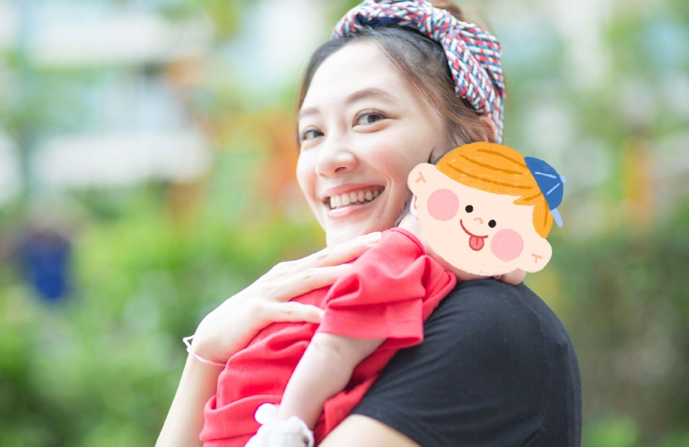 陈小春晒一岁半小儿子正面照，hoho原本像妈妈，现在变成迷你小春