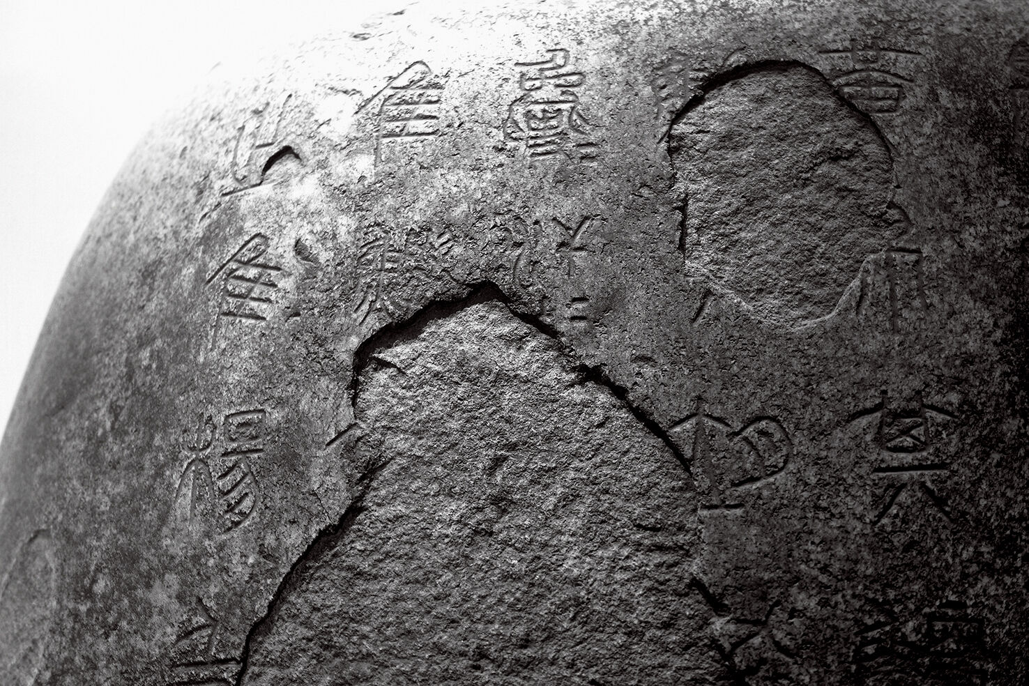 碑刻的历史跨越碑体的材质，目前发现最早的碑是一块战国秦国木碑