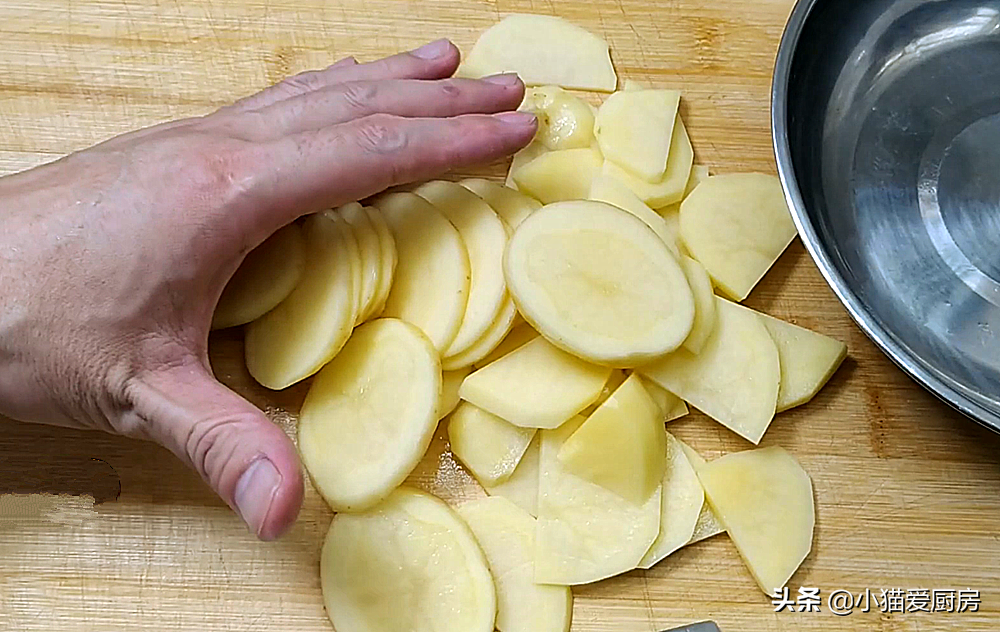 图片[4]-小猫教你炸土豆片新做法 制作简单 口感香酥 味道不比薯片差-起舞食谱网
