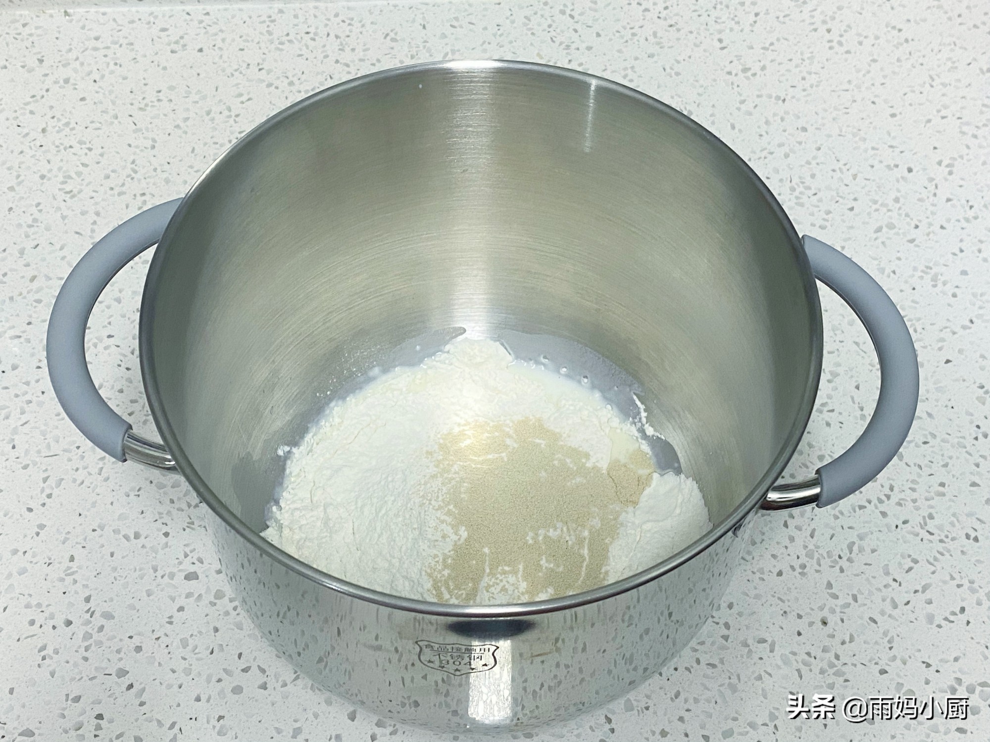 做过的面包里，最松软的就是奶排包，组织细腻又拉丝奶香味十足