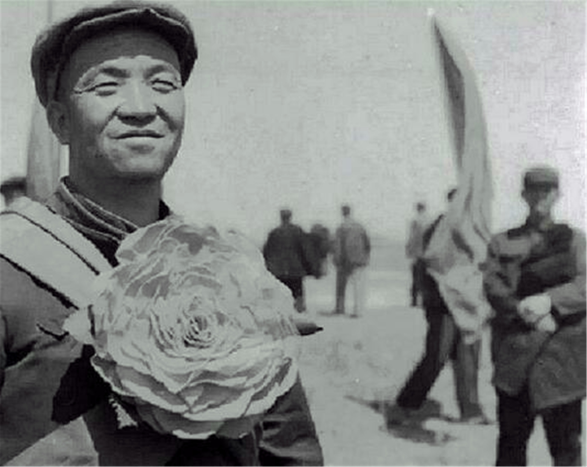 “铁人”王进喜47岁病逝，死后葬进八宝山，5个子女现状如何？