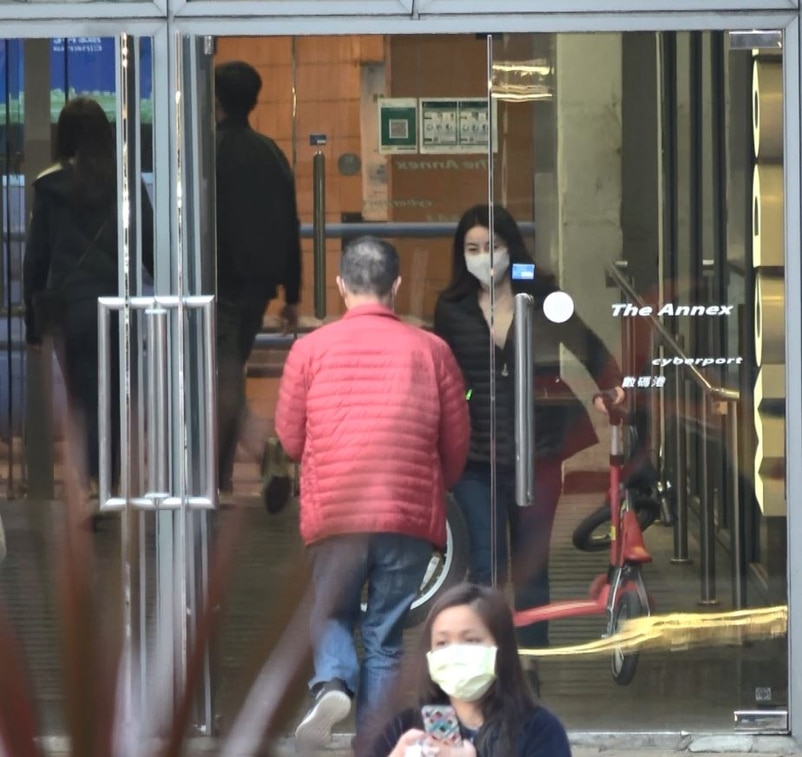 霍啟剛一家五口出遊，郭晶晶提三部滑板車，媽媽力Max