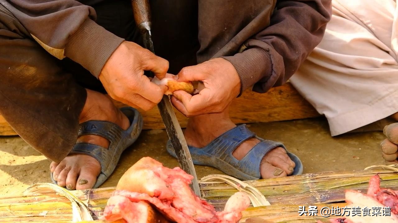 中国小伙在尼泊尔山区花96元砍了8斤猪肉，请当