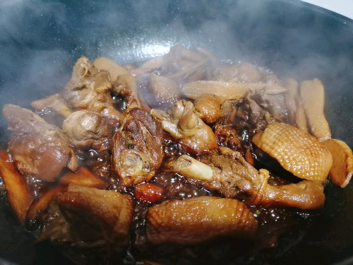 老姜和鸭肉一起炖煮，营养滋补，鲜美入味，好吃到舔手指