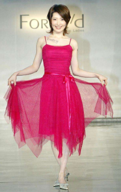 90年代最性感女神杨思敏，从走红到做“缩胸手术