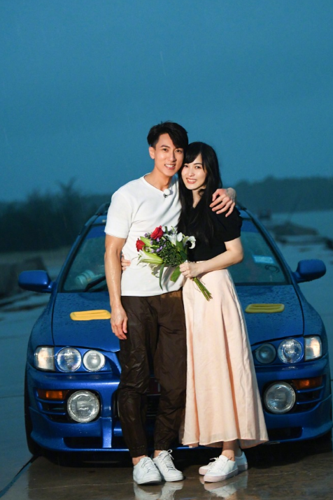 吳尊帶兒女玩水，Neinei穿泳裝展長腿，max秀高難度倒立