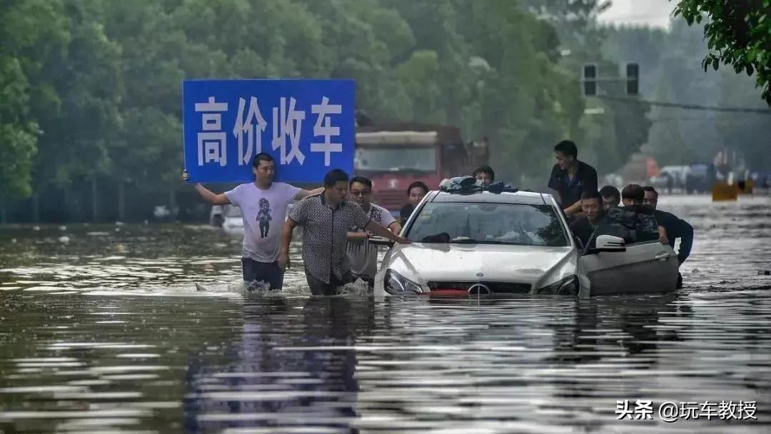 泡水的寶馬SUV只要2萬！泡水車為啥不能買 最終又如何處理？