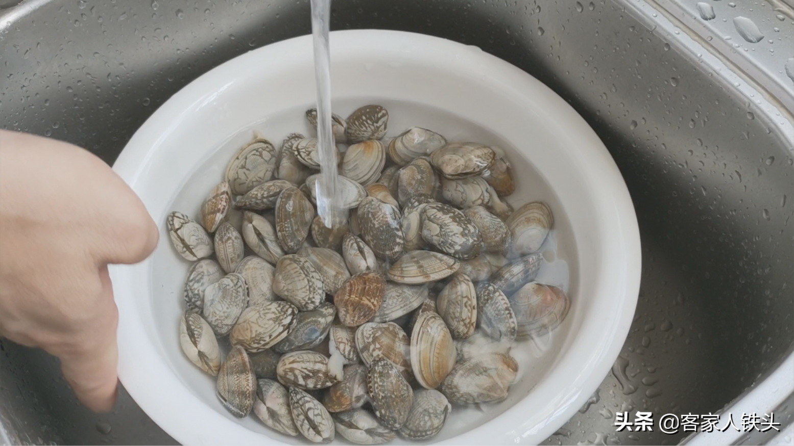 花甲这样做比炒的更好吃，加1把金针菇，6分钟出锅，吃完想舔盘