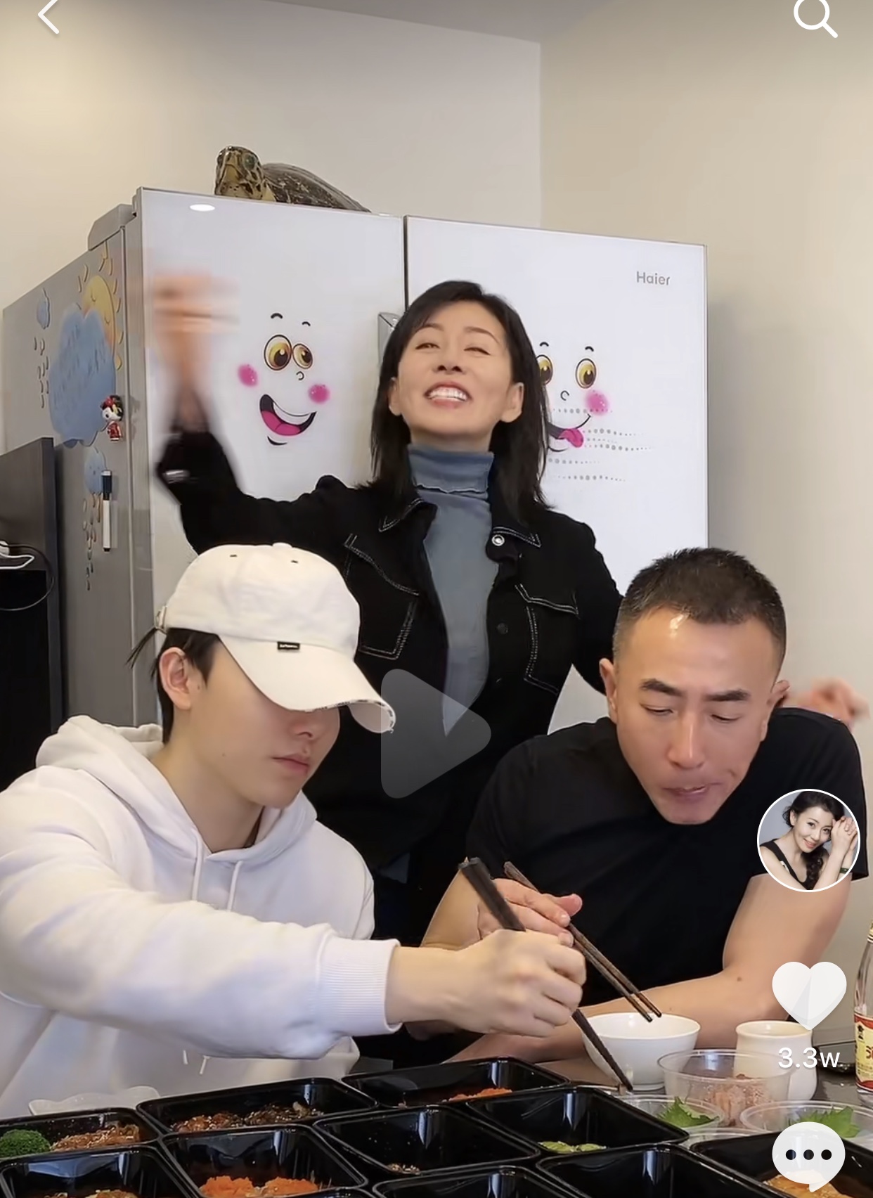 48岁甄嬛传齐妃晒跳舞视频，一家3口神仙颜值，