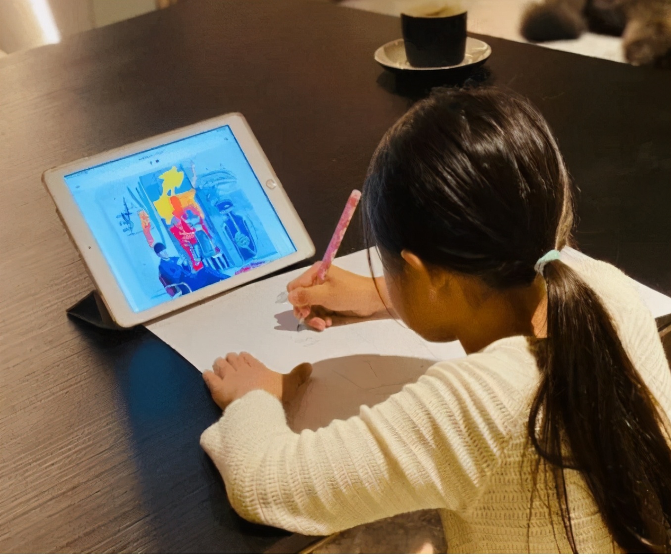 周杰伦女儿手写英文书！字迹工整内容浪漫，天王曾晒女儿弹琴作画