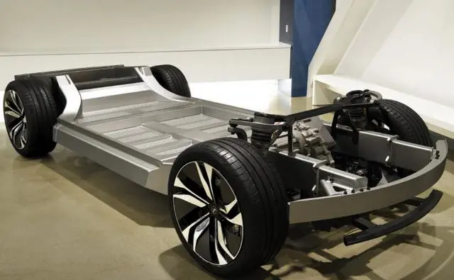 又是A柱弯，又是烧成灰，比亚迪安全神话破灭了？