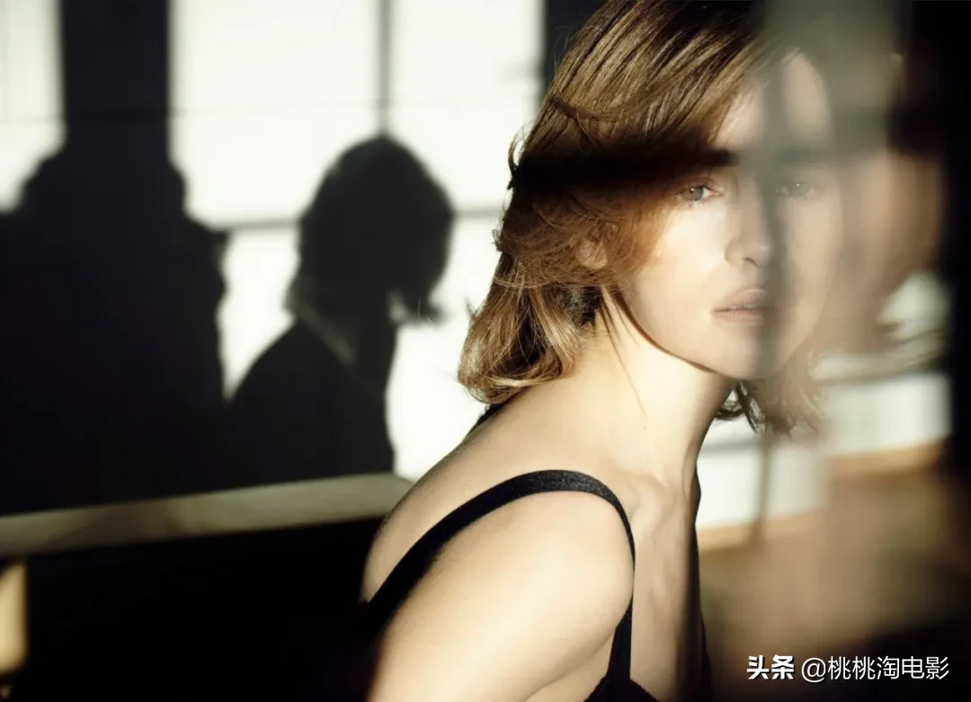 组图:想念她吗?“龙妈”艾米莉亚·克拉克杂志写真大片