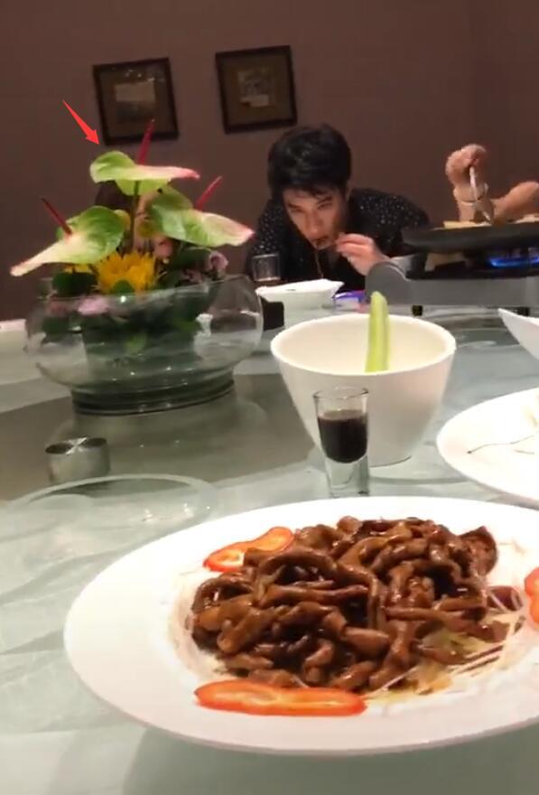 王力宏带妻子饭局闷头只顾吃，娇妻李靓蕾温柔大方，生三胎身材好
