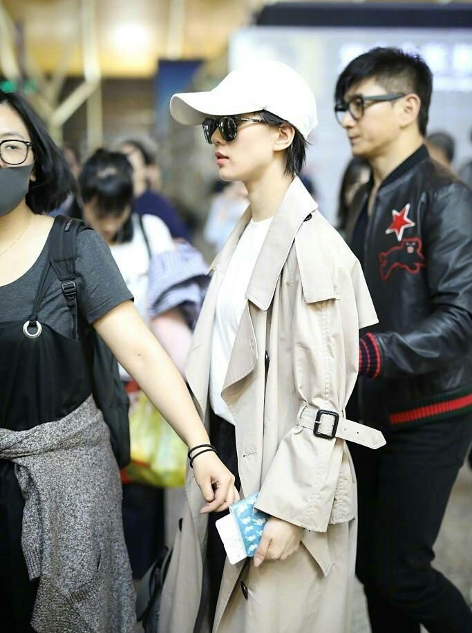 Liu Shishi Wu Qilong walks to the airport, Shishi wears a windbreaker full of fairy spirit, and is spoiled as a princess after marriage