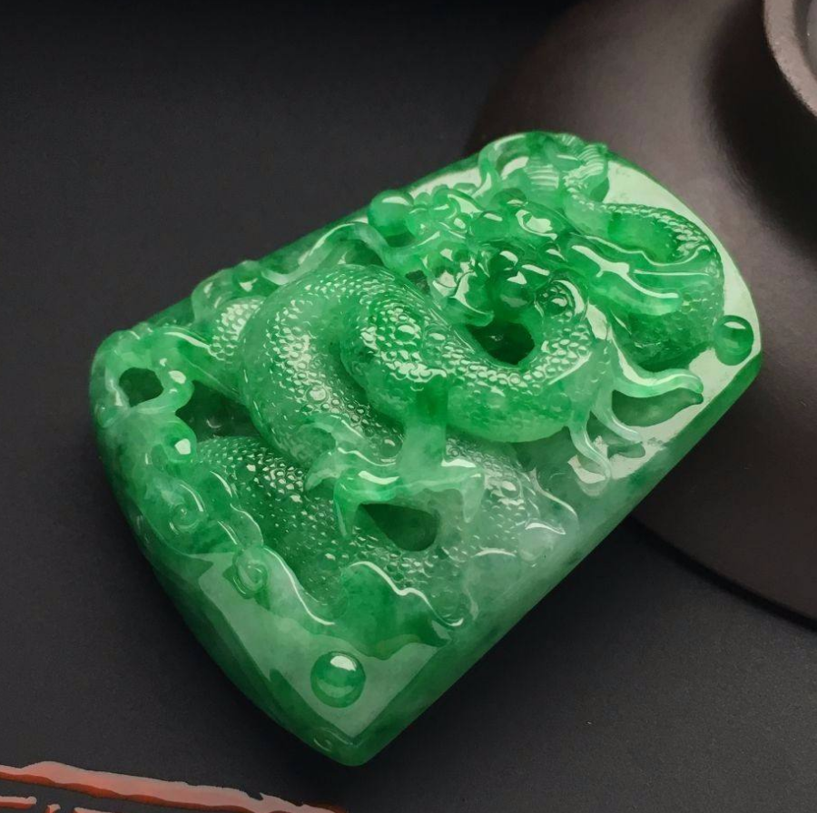 翡翠挑选小技巧，当种水和颜色不能兼得时，你会怎么选择？