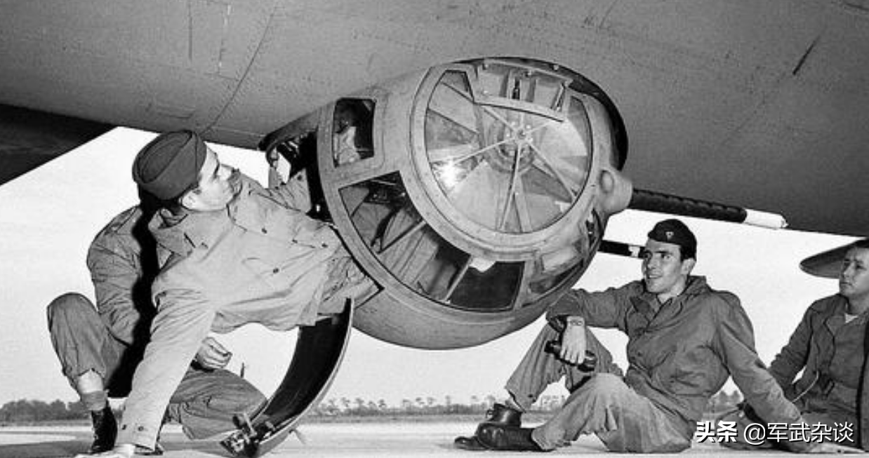 在9000米高空躺着战斗，二战美国陆航伤亡最高的岗位，机腹机枪手