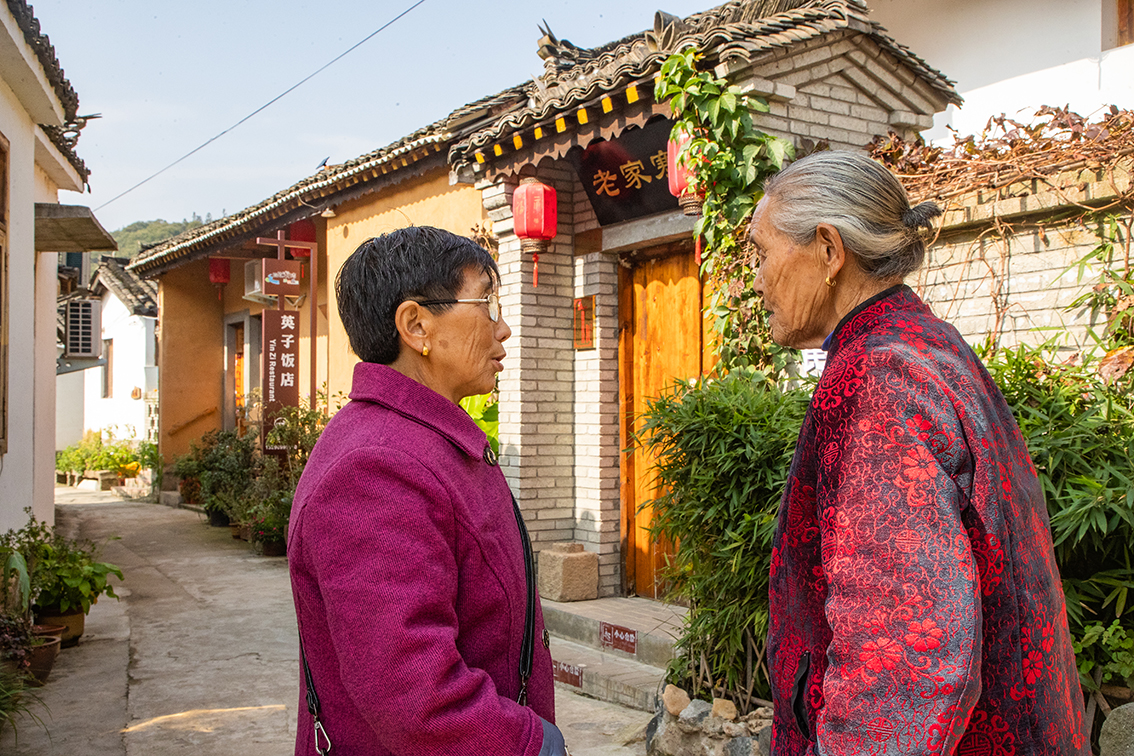中國(guó)鄉(xiāng)村旅游新殺出一匹“黑馬”，人們都往這跑，深秋旅游真火爆
